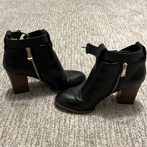Report signature booties - Picture 1 of 2